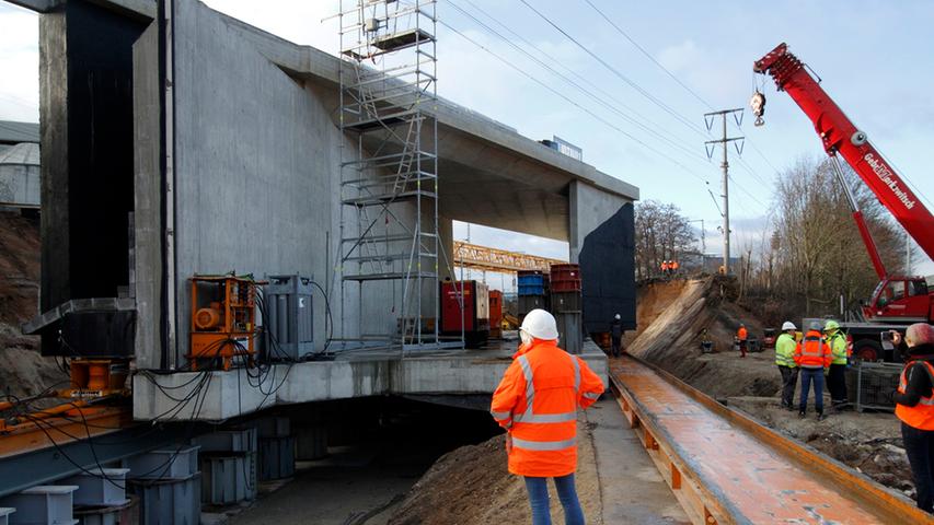 67 Meter lange Brücke am Nürnberger Recyclinghof eingeschoben