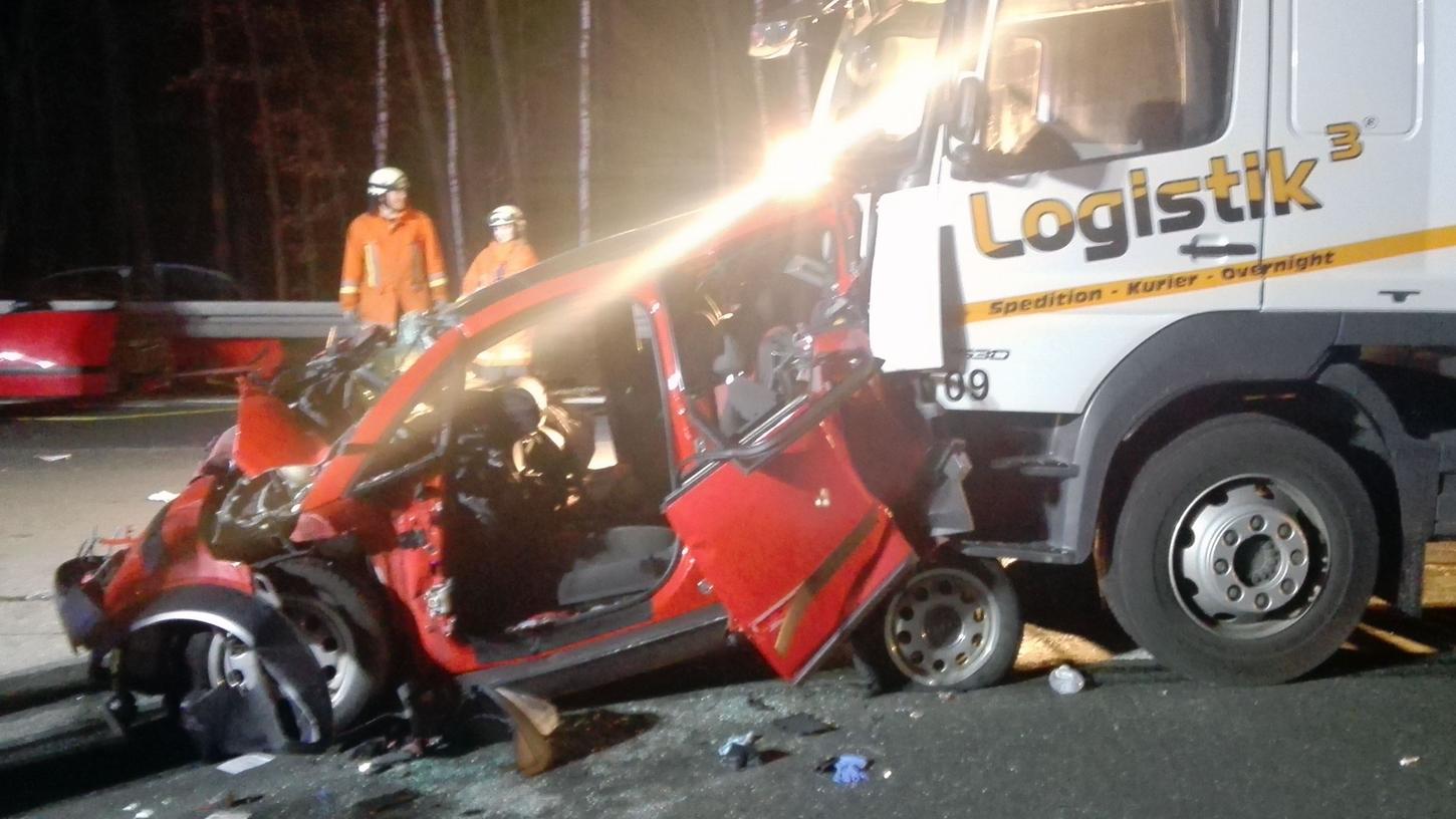 Bei dem Unfall auf der A6 am Mittwochabend wurde eine Person schwerverletzt.