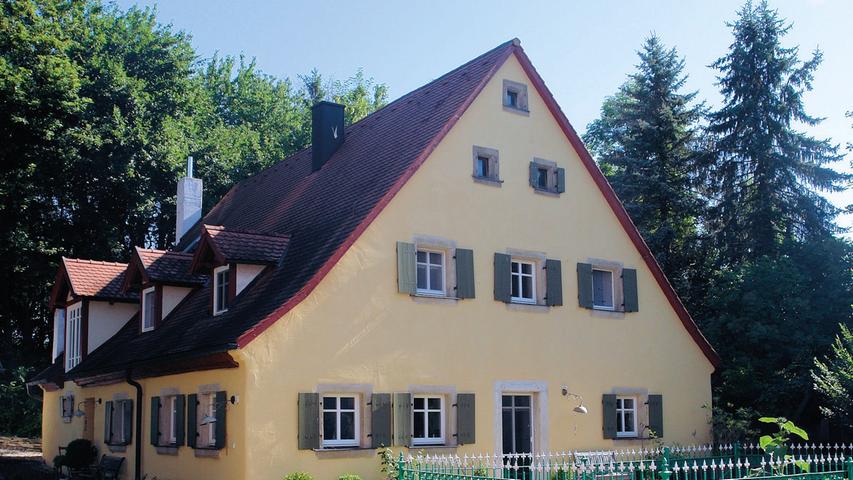 Die ehemalige Mühle in Störzelbach gehört zu einem Dreiseithof, der für den Ort einen städtebaulichen Schwerpunkt bildet. Bei einer Nutzung über Jahrhunderte hinweg bleiben Veränderungen nicht aus. So wurde der Bau um 1850 den damaligen Ansprüchen angepasst und ebenso in den 1970er Jahren renoviert. Zuletzt war das Haus kaum mehr bewohnbar und musste dringend renoviert werden. Das haben die Eigentümer von 2007 bis 2016 fast ausschließlich in Eigenleistung geschultert. Am originalen Dachstuhl musste nichts verändert werden und auch die um 1970 erfolgte Eindeckung mit Biberschwanzziegeln blieb bestehen. Allerdings verputzte man das Kalkbruchsteinmauerwerk außen neu, bevor denkmalgerechte Holzfenster mit passenden Läden verbaut wurden und die Fassade einen frischen Anstrich erhielt.
 Die größte Arbeitsleistung steckt aber im Gebäude. Hier hat man nachträglich eingezogene Wände entfernt. Im ganzen Haus sind die Balken aufgearbeitet, teilweise freigelegt und neu gestrichen worden. Sämtliche Türstöcke hat man ebenfalls restauriert und um passende alte Türen sowie um historische Beschläge ergänzt.