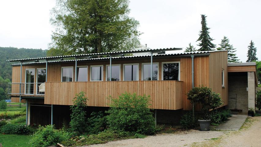 Das moderne Wohnhaus von 1958/61 war  für einen örtlichen Steinbruchbesitzer unter reichlichster Verwendung von regionalem Jurakalkstein errichtet worden. Der Entwurf der renommierten Stuttgarter Architekten Hans Kammerer und Walter Belz ist so individuell wie qualitätvoll.  Das denkmalgeschützte Gebäude besteht aus zwei Bauteilen mit flachen Pultdächern auf unterschiedlichen Ebenen. Der westliche Trakt mit Wohnzimmer und Küche ist aus Kalkstein aufgemauert, der östliche birgt Schlafzimmer und Bäder und ist als Holzständerbau errichtet. 
 Die hochwertige Ausstattung war nahezu ungeschmälert erhalten. Nur: Das Haus galt als nicht mehr bewohnbar, weil man es kaum heizen konnte. Die Gebäudedämmung aus den 1960er Jahren war mehr als dürftig – selbst durch Wände und Decken zog der Wind. Nach langer Tüftelei hatte der fachkundige Eigentümer eine durchdachte Lösung erarbeitet: Um die repräsentative Holzdecke im Wohntrakt zu schonen, wurde die Dämmschicht zwischen Wellblechdach und Holzdecke verlegt. Im hölzernen Bauteil wurde die Dämmung in den Hohlraum zwischen Innen- und Außenwand gefügt. Hier sorgen neue, perfekt eingepasste Holzfenster für zusätzliche Abdichtung. Die wenigen Zugeständnisse an zeitgemäßes Wohnen betrafen geringfügige Modernisierungen in den Badezimmern und die Ostseite des Holzständerbaus, wo ein schmaler Balkon angefügt worden ist.