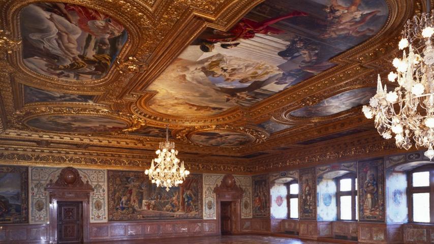 Von 1535 bis 1537 hat sich Markgraf Georg der Fromme Schloss Ratibor in Roth errichten lassen. Immer wieder wurde das Schloss verändert, bis es 1791 in die Hände des vermögenden Industriellen Johann Philipp Stieber gelangte. Dieser hat hier sowohl Wohnräume als auch seine Tressenmanufaktur untergebracht. Gegen Ende des 19. Jahrhunderts hat seine Familie den Bau tiefgreifend verändern lassen. Prachtvollster Raum ist der riesige „Prunksaal“ im ersten Stock, geschaffen nach venezianischem Vorbild, ausgestattet mit reichstem Deckenstuck, Deckengemälden, Wandmalereien und einem wertvollen Intarsienboden. Weil sich dieser Boden merklich gesenkt hatte, hat die Stadt Roth als Eigentümerin des Schlosses erste Untersuchungen beauftragt. Eine Radaruntersuchung offenbarte starke statische Schäden, die daher rührten, dass die darunterliegende Deckenkonstruktion der ursprünglich im Erdgeschoss vorhandenen Halle von Anfang an zu schwach ausgelegt war. Balken waren gebrochen und auch der Holzwurm hatte gefressen. Um den Intarsienboden zu schonen, entschied man sich zu einer Sanierung von unten. Nach Abnahme der Deckenverkleidung kam hier außerdem die bauzeitliche Bohlenbalkendecke zum Vorschein – eine Sensation! Im südwestlichen Teil des Erdgeschosses ist die Holzdecke sichtbar geblieben und wurde sorgfältig aufgearbeitet. Sämtliche Räume im Erdgeschoss erhielten einen passenden Ziegelboden und ihre Wände wurden überschlämmt. Jetzt werden die Räumlichkeiten im Erdgeschoss als Bürgerbegegnungszentrum für Feierlichkeiten aller Art genutzt.