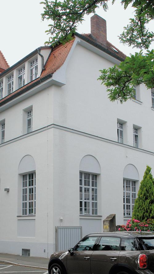 Erbaut 1914 war die ehemalige evangelisch-methodistische Friedenskirche in der Wallenrodstraße vor ihrer Sanierung besonders im ausgebauten Ober- und Dachgeschoss deutlich heruntergewirtschaftet. Umbauten der Fenster in den 1960er Jahren und der Einsatz von Riffelglas hatten den Charakter der Kirche im Erdgeschoss zudem stark verändert. Mit einem hohen Maß an Eigenleistung machten sich die neuen Eigentümer von 2013 bis 2015 an die Sanierung der ehemaligen Friedenskirche. Die Wohnungen der Obergeschosse wurden entrümpelt, instandgesetzt und haustechnisch modernisiert. Außerdem wurden die Oberflächen neu gefasst und die originale Verblechung der Terrasse aufgearbeitet. Die ehemalige Kirche im Erdgeschoss dient nun als Veranstaltungsraum und verfügt mit der Tür im Eckrisalit über einen gesonderten Zugang. Ihr Grundriss blieb durch die Maßnahme unberührt. Originale Ausstattung wie der Holzfußboden oder die halbhohe Wandverkleidung hat man lediglich überschliffen. Aufbereitet wurden auch die goldenen Hängeleuchten aus den 1950er Jahren. Die positivste Veränderung brachte der Rückbau der in den 1960er Jahren eingesetzten Fenster. Sie wurden von denkmalgerechten Holzfenstern mit historischer Teilung abgelöst und sind nun wieder mittig zu öffnen. Mit dem Einbau einer Gastro-Küche eignet sich das Erdgeschoss nun für Feste aller Art.