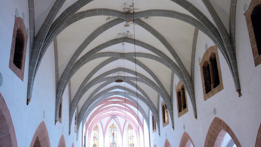 Bislang ging die Forschung davon aus, dass mittelalterliche Kirchen innen bunt ausgemalt waren. Die bei der Sanierung der Schwabacher Stadtpfarrkirche erlangten Befunde zur historischen Raumfarbigkeit sind entsprechend revolutionär: Sowohl Wandflächen als auch Fenstermaßwerke von St. Johannes und Martin waren einst monochrom weiß gefasst – ein in Bayern bislang einzigartiges Ergebnis. Der stadtbildprägende Sandsteinquaderbau mit Steilsatteldach, Strebepfeilern, spitzhelmigem Turm und eingezogenem Chor wurde in der ersten Hälfte des 15. Jahrhunderts emporgezogen.  Holzknappheit war wohl der Grund, weshalb schon vor 500 Jahren aus dem Dachstuhl der Kirche einige Balken entfernt worden waren. Über die Jahrhunderte hatte die Querlast derart auf die Konstruktion eingewirkt, dass die westliche Giebelwand über dem Portaleingang wegzurutschen drohte – und das, nachdem das Dach der Kirche erst wenige Jahre zuvor neu eingedeckt worden war. Bei der Generalsanierung wurden die Tragwerke ertüchtigt und der Bau nochmals neu eingedeckt. Ebenso hat man den Südwestturm und die Sandsteinfassade instandgesetzt. Schäden zeigten sich auch an den Kreuzrippengewölben, wo der Kalkputz abbröckelte. Um den Gewölbedruck zu minimieren, saugte man meterhoch liegenden Dreck und Staub von den Gewölbedecken und verputzte diese anschließend neu. Außerdem wurden alle Ausstattungsstücke und liturgischen Geräte gereinigt.