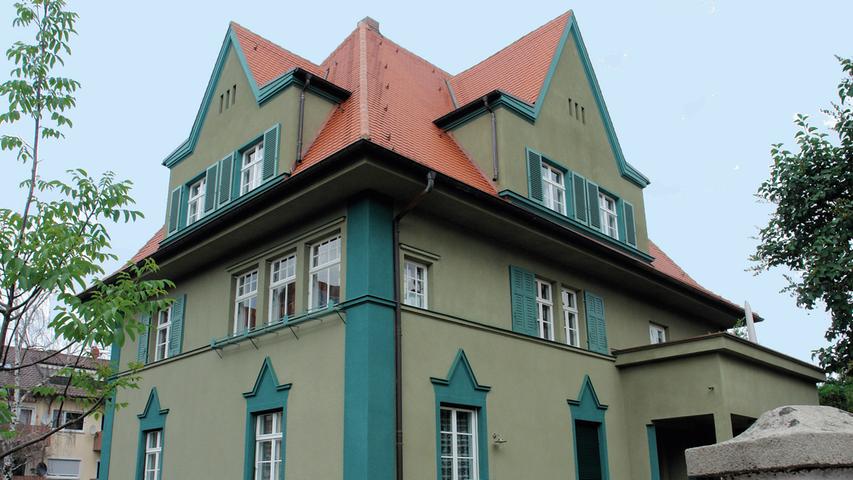 "Grüne Villa" wird der zweigeschossige Putzbau mit Walmdach und Zwerchhäusern mit Steilgiebeln im Volksmund genannt. Trotz ihrer sachlichen Formensprache zeigt die 1927 erbaute Villa etliche expressionistische Anklänge. Bis 1963 befand sich im Erdgeschoss eine Arztpraxis, in den Obergeschossen waren die Privaträume untergebracht.  Als der Bau 2014 bis 2016 grundlegend saniert wurde, bestand das erklärte Ziel darin, den besonderen Charakter dieser Art Déco-Villa zu erhalten und gleichzeitig vier Eigentumswohnungen einzurichten. Für dieses Vorhaben wurde zunächst das Tragwerk ertüchtigt; später baute man Gauben ein und deckte das Dach mit Biberschwanzziegeln. Der neue Fassadenanstrich folgt einem Befund. Im Eingangsbereich wie im Wintergarten des Obergeschosses wurden die expressionistischen Wandfarben restauriert. Auch die bauzeitlichen Möbeleinbauten hat man aufgearbeitet und die originalen Stuckelemente der Decken überholt. Erhalten geblieben sind neben den Türen, die Treppe und alle originalen Fenster. Im Dachgeschoss hat man modernen Wohnraum geschaffen.