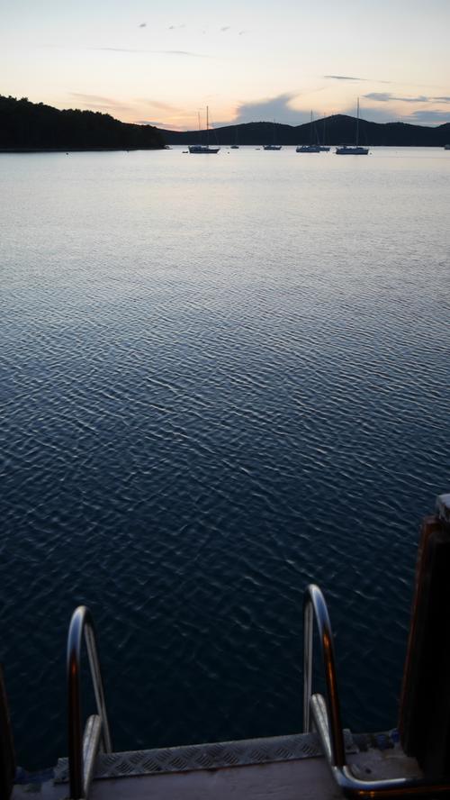 Da möchte man unbedingt reinspringen: Blick von der Schwimmtreppe der Andela Lora aufs Meer von der kroatischen Küste bei Molat.
