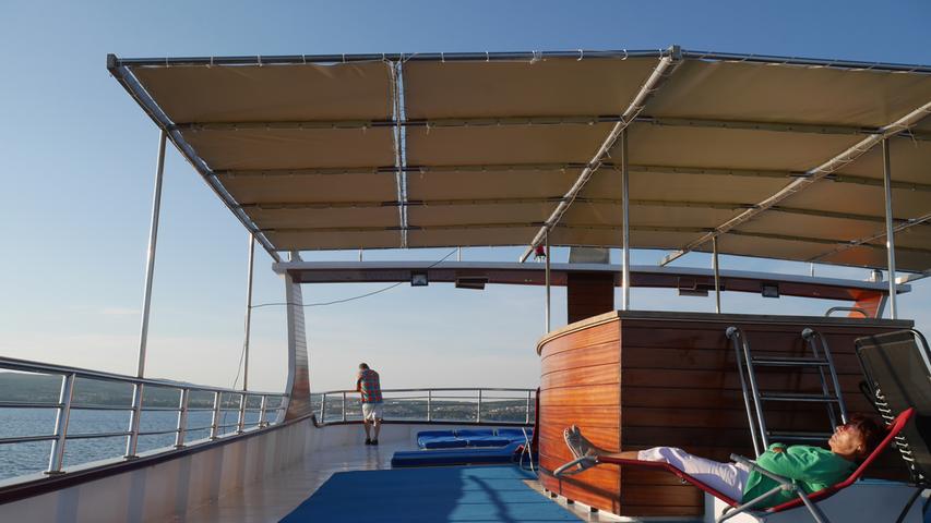 Genug Zeit zum Entspannen: Auf dem Sonnendeck der Andela Lora kann man sich während der Bootsfahrt auf Liegestühle und Matten ausruhen.