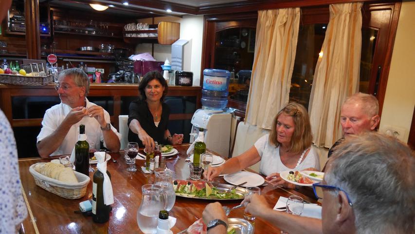 Gute Verpflegung an Bord: „Inselhüpfen“-Reisende beim Abendessen im Salon.