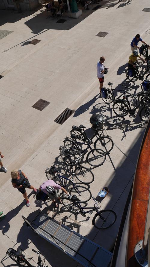 Fahrräder in Reih und Glied vor dem Einladen in die Andela Lora: Ein alltäglicher Anblick bei der Boot+Bike-Reise.