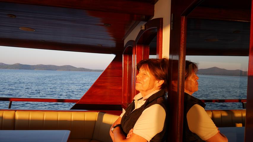 Ein Genuss: Das morgendliche Sonnenbad einer „Inselhüpferin“ aus München während der Fahrt von Zadar nach Pag.