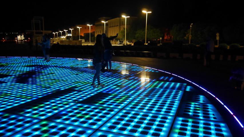 Gleich neben der Meeresorgel leuchtet bei Dunkelheit die kreisrunde Solarzellen-Installation mit einem „Gruß an die Sonne“, die  sich seit 2008 am Ende der Promenade in Zadar befindet.