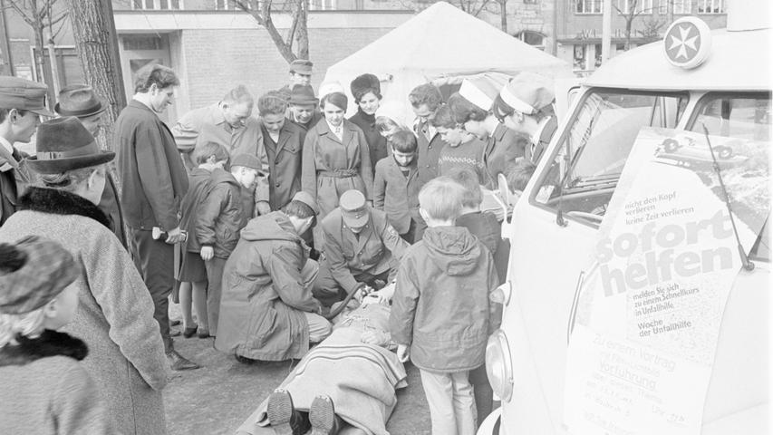Wie einem Verletzten wirksam geholfen werden kann, zeigte gestern der Malteser-Hilfsdienst, der auf dem Melanchthonplatz praktische Unfallhilfe demonstrierte. Hier geht es zum Artikel vom 6. März 1967: Verkehr - eine Dauerkatastrophe