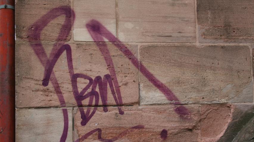 Reizvoll oder gar tiefsinnig sind die Markierungen meist nicht. Mehr Platz für legale (und schöne) Graffiti könnten aus Sicht einer Nürnbergerin ein Ausweg sein.