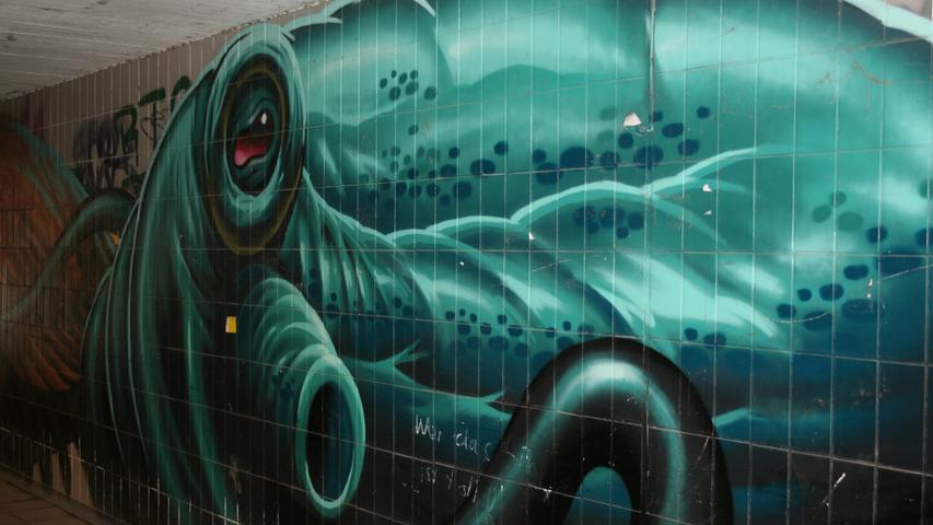 Anwohner ärgern sich über Graffiti in Kleinweidenmühle und St. Johannis. Schon in der Unterführung am Hallertor geht's los: Die Graffiti-Kunstwerke, die Jeff Soto und Maxx Gramajo aus Kalifornien im Jahr 2013 geschaffen haben, wurden teils besprüht und beklebt.