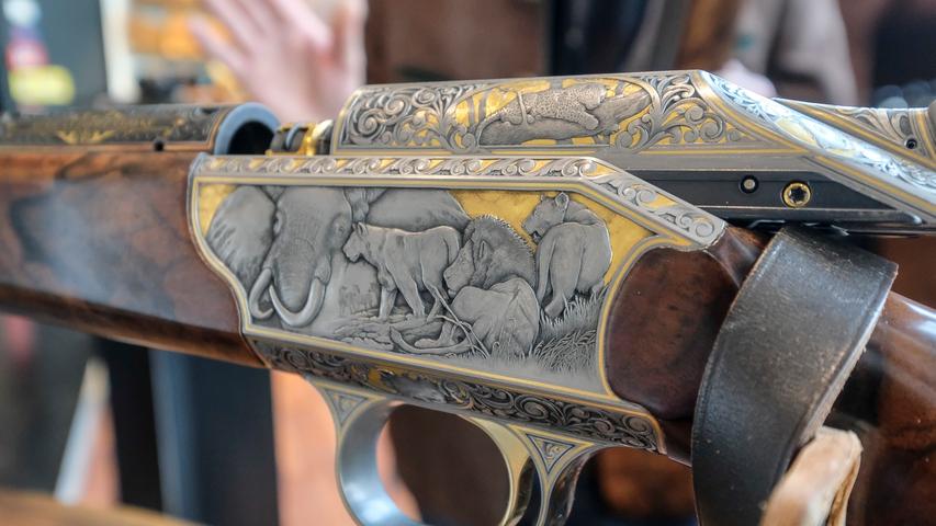 Hohe Handwerkskunst: Aufwendige Verzierungen an einem Gewehr