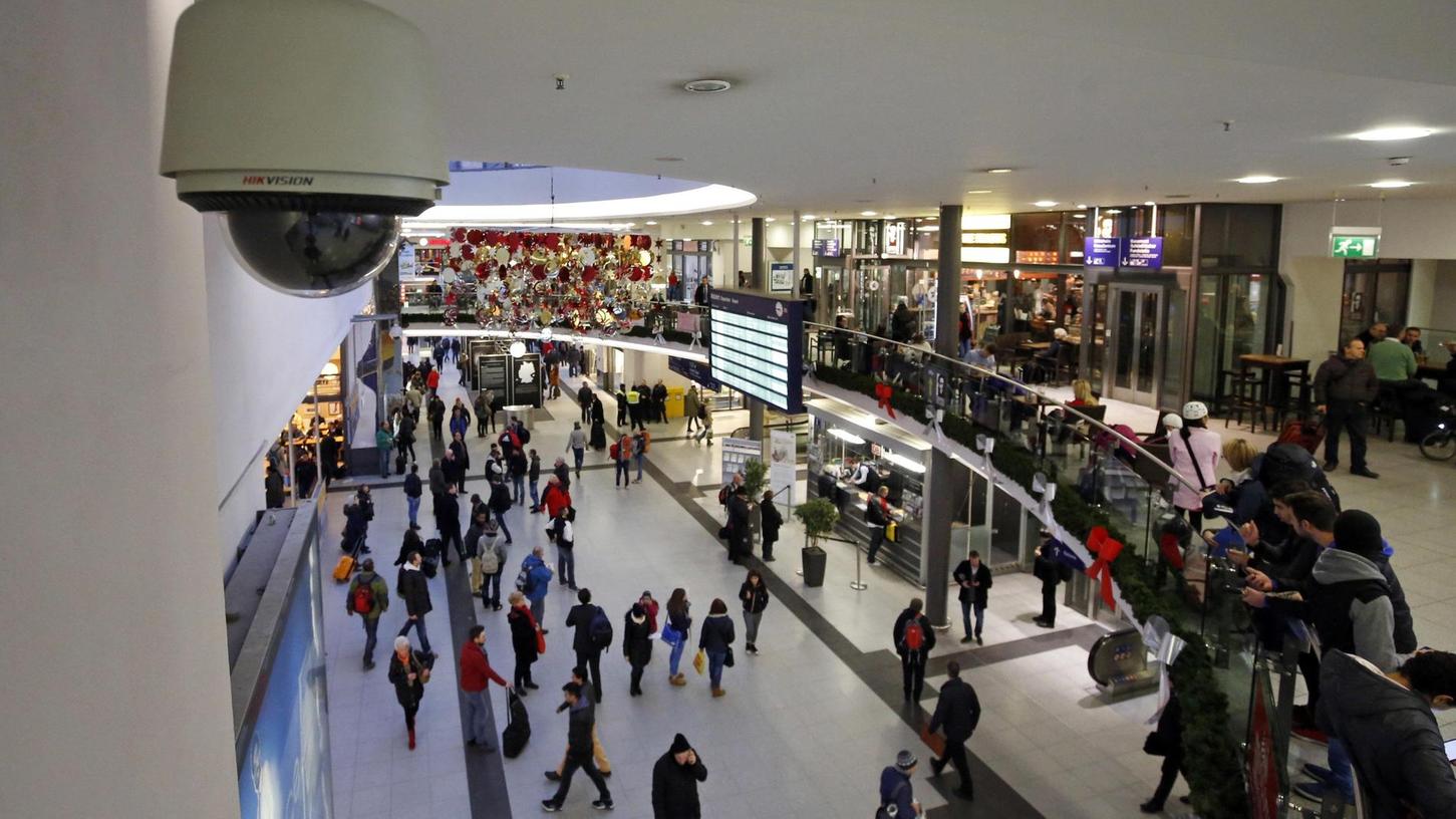 Brennpunkte wie die Einkaufspassagen im Nürnberger Hauptbahnhof (unser Bild) werden schon seit geraumer Zeit mit Kameras überwacht. Die Frage ist: Sollen auch kleinere Städte und Gemeinden zu diesem „scharfen Schwert“ greifen?