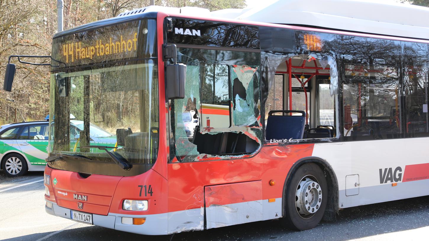 Motorrad kracht in Bus: Tödlicher Unfall in Nürnberg
