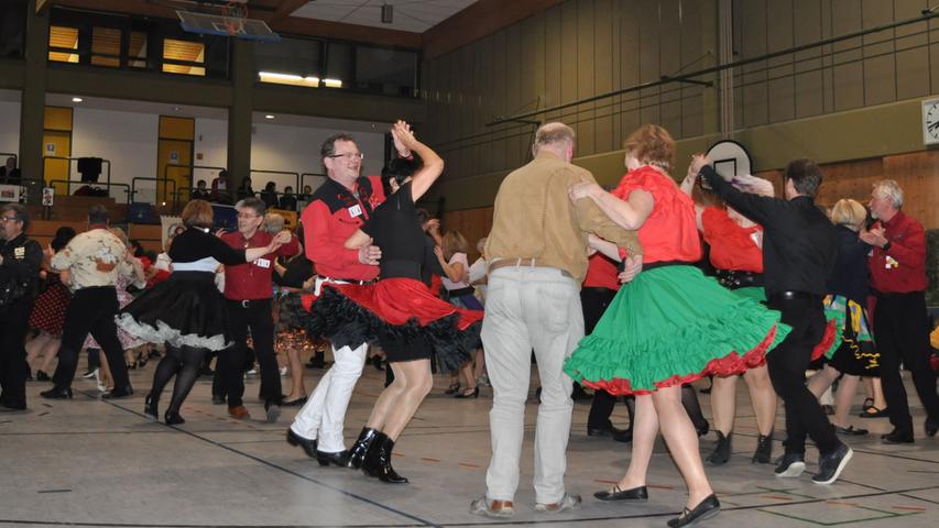 Fliegende Röcke und stampfende Füße: Square Dance in Neunkirchen 