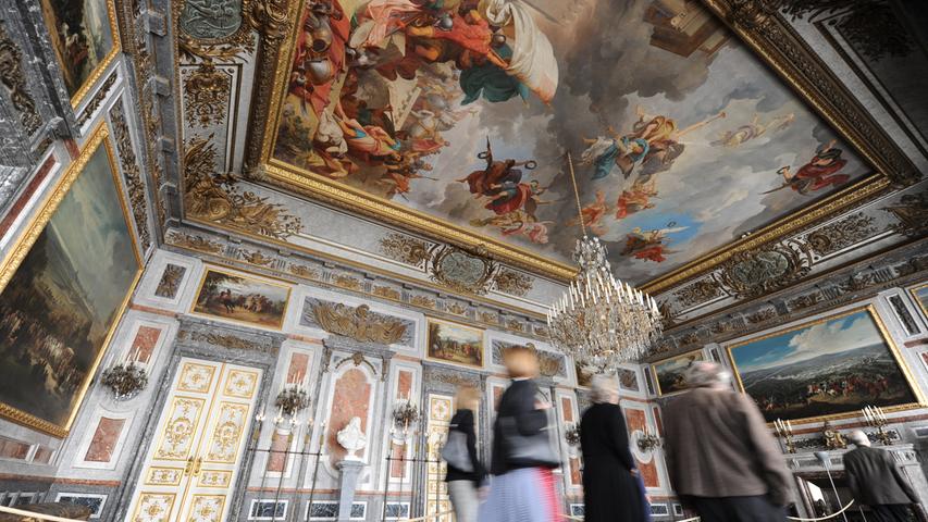 Im Südflügel des Schlosses befindet sich heute das König Ludwig II.-Museum, das sich den Lebensstationen des Monarchen widmet.