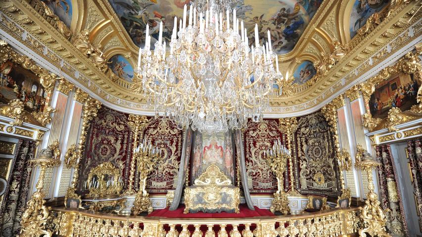 Das Schloss war das kostspieligste der Schlösser von Ludwig II. Das Schlafzimmer soll schon 384.000 Gulden gekostet haben. Wie sich so viel Prunk und Pomp auf den Schlaf auswirkt, ist jedoch nicht bekannt.