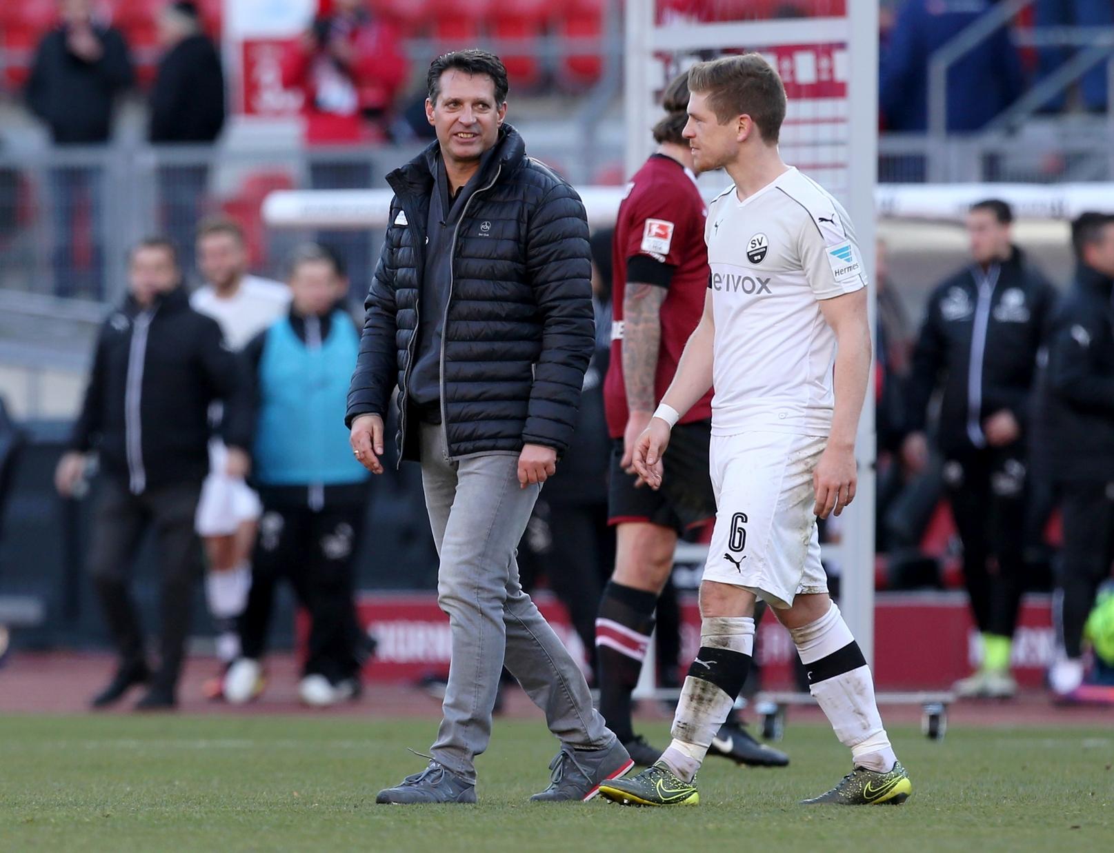 Es folgen zwei schwächere Auftritte. In Stuttgart sieht erkennt der neutrale Beobachter einen deutlichen Qualitätsunterschied zum VfB, der mit 3:1 vom Platz geht. Und, noch deutlich ärgerlicher: auch gegen Sandhausen hieß es am Ende 1:3 - obwohl der SVS über 45 Minuten lang in Unterzahl spielte. Die Stimmung begann zu kippen.