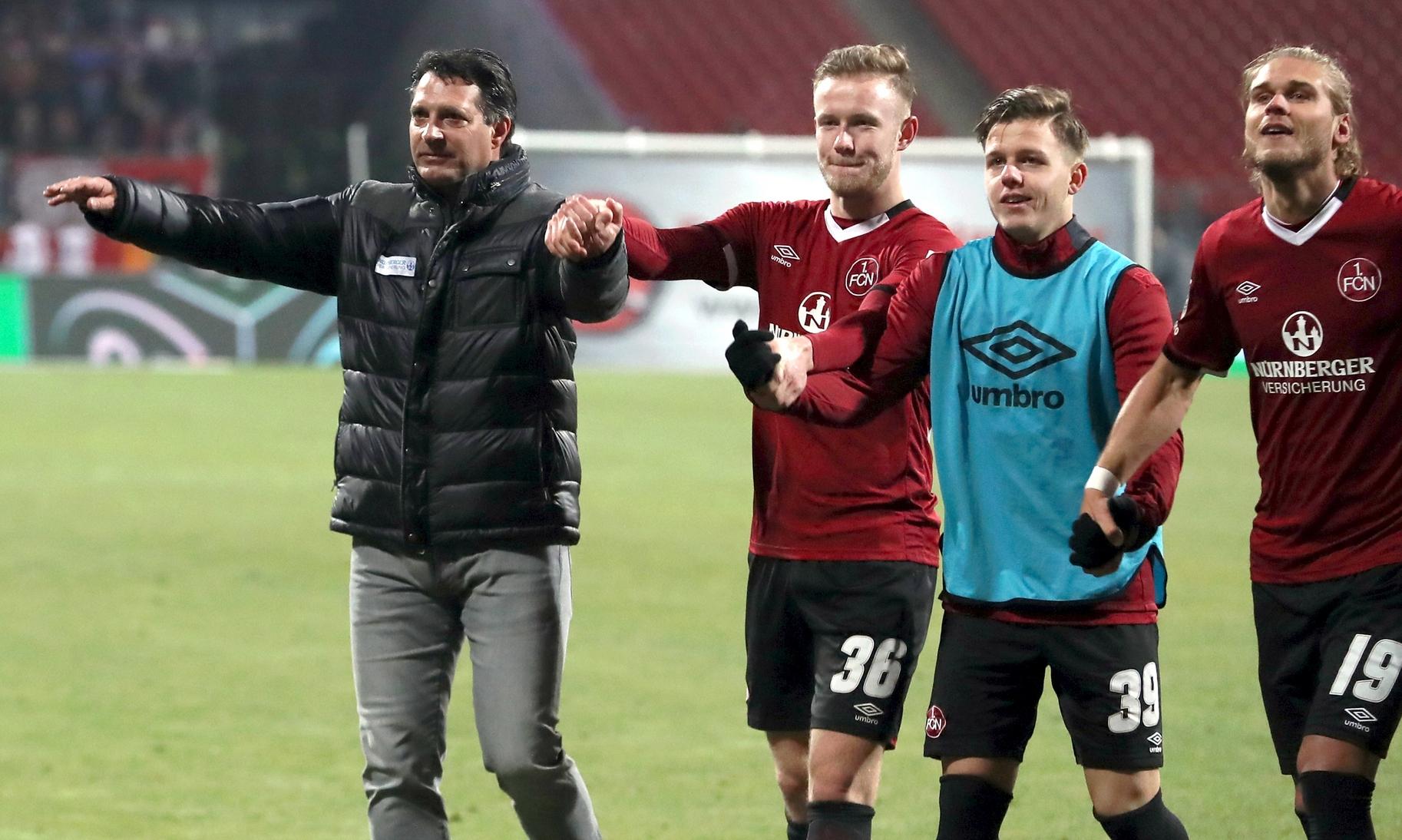 Die Heimklatsche gegen dezimierte Sandhäuser war ein absoluter Stimmungskiller. Um die Stimmung zum Ausklang der Hinrunde zu retten, war der der Schwartz-Club nun gefordert. Und er lieferte. In Düsseldorf schenkten Burstaller und Matavz den Altbierstädtern zwei Stück ein. Nach dem 2:0 bei der Fortuna beschloss der FCN das Kalenderjahr mit einem 2:1 gegen Kaiserslautern. Natürlich Burgstaller, der sich so oft schon siegbringend für den Club betätigt hatte, erzielte in der letzten Minute der regulären Spielzeit das 2:1 - und schickte damit auch einen erleichterten Trainer, der sich in den Weihnachtsferien zum Wandern nach Südtirol verabschieden sollte, zum Feiern in die Nordkurve.