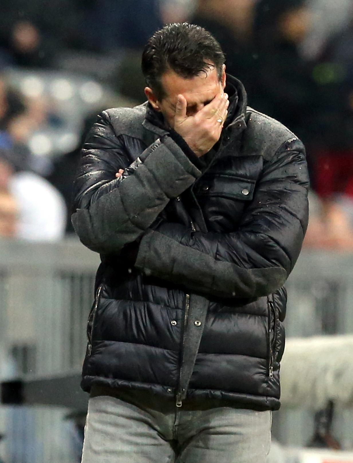 Doch im Anschluss geriet der Club wieder immer mehr in Schieflage. Beim 1:1 gegen Braunschweig verschlief der FCN die Anfangsphase, beim 0:2 im Münchner Löwenkäfig nahezu das ganze Spiel. Als der FCN in Frötmanning aufwachte, war die Partie gegen an diesem Montagabend starke Sechzger bereits gelaufen. Und Alois Schwartz? Der wollte sich am liebsten verstecken.