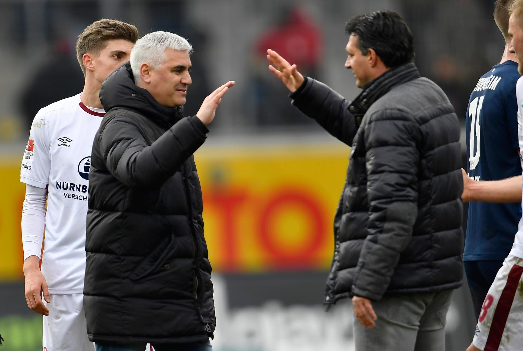 In Heidenheim zeigte Nürnbergs Lieblingsverein schließlich, dass er eigentlich ja doch etwas drauf hat. Schwartz machte aus der (Personal-)Not eine Tugend und setzte auf der Ostalb auf ein enorm jugendliches Team. Die Club-Bubis dankten es ihm mit dem ersten Nürnberger Pflichtspielsieg des noch jungen Fußballjahres. Sicher, es mangelte dem FCN beim 3:2 über gewisse Strecken an Stabilität. Da Abdelhamid Sabiri aber zweimal und Patrick Kammerbauer einmal traf, durften sich Andreas Bornemann - der rund einen Monat später die Trennung von Schwartz bekanntgab - und der Da-noch-Club-Coach einmal wieder freuen.