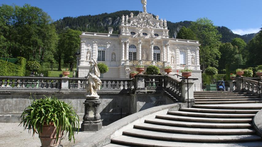 Das Schloss liegt in Ettal im südlichen Bayern und wurde von 1870 bis 1886 errichtet. Der Garten und der Aufbau sind dabei vom Stil in Frankreich geprägt.