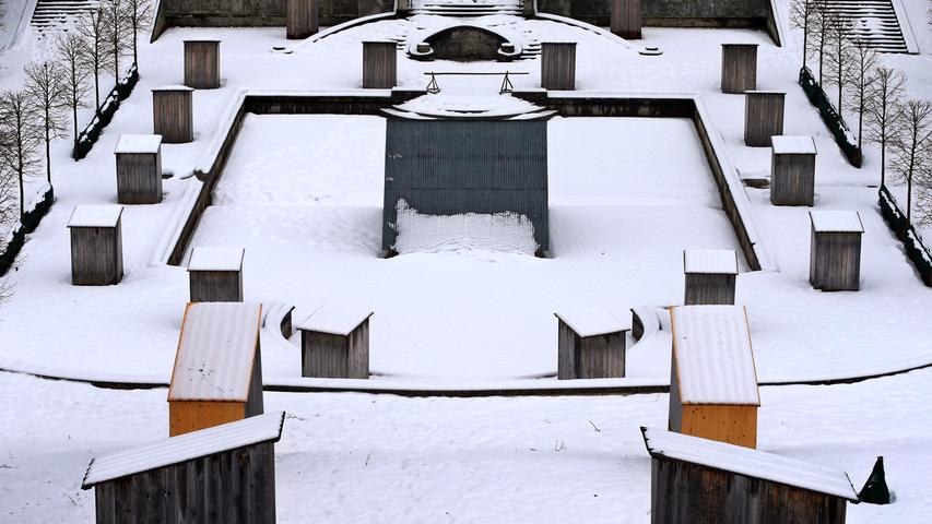 Auch wenn der erste Eindruck auf diesem Bild täuscht - das Schloss Linderhof liegt in den Ammergauer Alpen. Jedoch zeigt sich die Pracht der Skulpturen im Garten hier nicht - gegen Schnee und Eis wurden sie im Winter in kleinen Hütten verpackt.