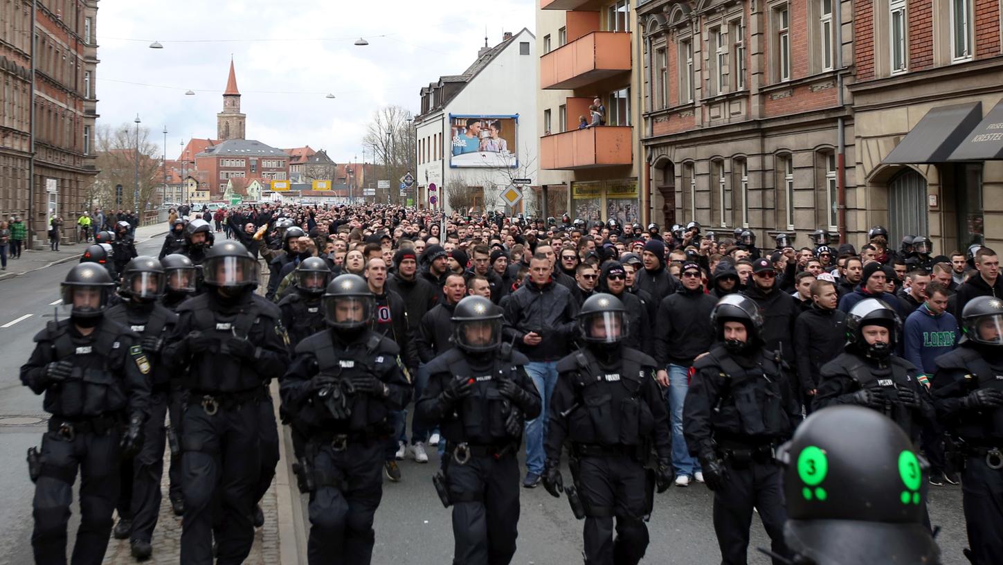 Bereits gegen die SpVgg Greuther Fürth organisierten die Clubfans einen Marsch durch die Stadt.