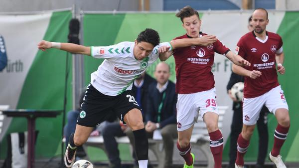 Auch Nummer 262 im März 2017 war für den 1. FC Nürnberg alles andere als ein gelungenes Derby. Trainer Schwartz stand massiv unter Druck, seine Mannschaft präsentierte sich auf dem Platz uninspiriert und ausgelaugt. Das große Glück: Viel besser war Fürth auch nicht. So sah es lange Zeit nach einem müden Kick aus ...