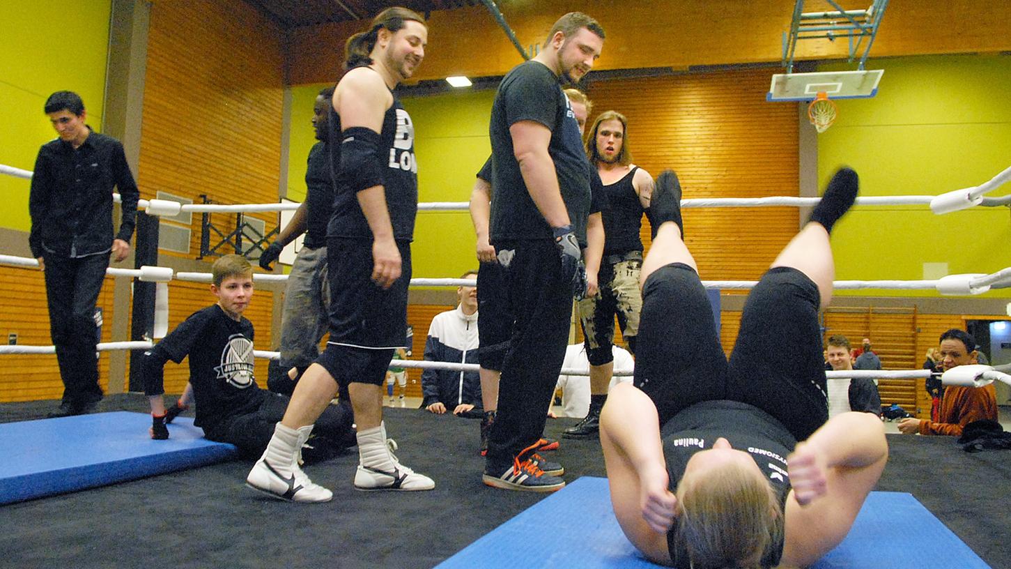 Wie fällt man beim Wrestling richtig krachend hin? Auch das wurde bei der Sportnacht in Eckental geübt.
