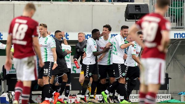 Für den 1. FC Nürnberg war das nicht nur die zweite Derby-Pleite in Folge, sondern auch das Ende der kurzen Ära Schwartz. Der gebürtige Nürtinger wurde entlassen, sein Nachfolger wurde Michael Köllner - der als Coach bereits für die SpVgg Greuther Fürth gearbeitet hatte. Beste Voraussetzungen also für das 263. Frankenderby im September 2017 ...