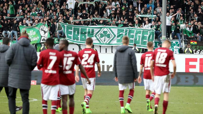 Und so dürfen am Ende die Gastgeber feiern und das Derbysieger-Banner auspacken. Die Spieler des 1. FC Nürnberg lassen die Köpfe angesichts der Derby-Niederlage hängen.