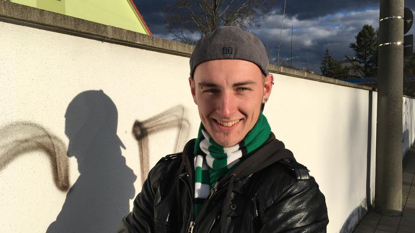 "Ich war live dabei", sagt Felix, 22 Jahre alt, aus Cadolzburg. Das Fazit des jungen Kleeblatt-Fans: "Spannend war's. Es hätte zwar mehr Tore geben können, aber die Mannschaft war überragend. Wieder ein Derby-Sieg fürs Kleeblatt."