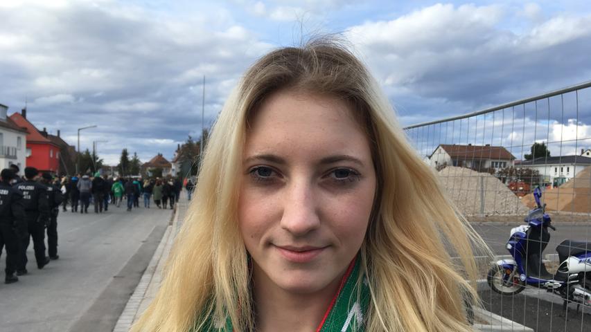 "Ich komme zwar aus Nürnberg, habe aber lange in Fürth gewohnt. Besser gespielt haben die Fürther", erklärt die 20-jährige Nicole aus Nürnberg die Wahl ihres Herzensvereins, und freut sich zugleich darüber, dass es beim Derby ruhig geblieben ist: "Vor allem ist es schön, dass so viele zufriedene und friedliche Fans gekommen sind."