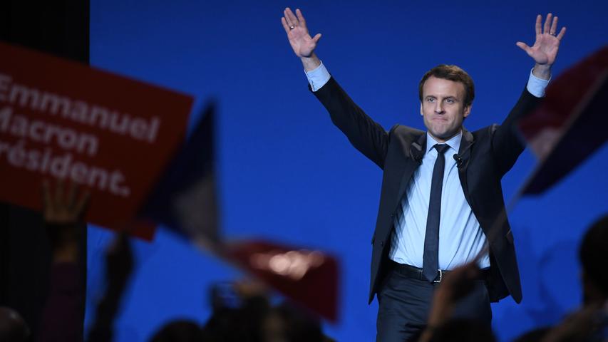 Macron unterstützen zahlreiche Firmenchefs, Industrielle und Intellektuelle - kaum überraschend: Der 39-Jährige steht für einen pro-europäischen, unternehmerfreundlichen Kurs, der auf die politische Mitte abzielt.