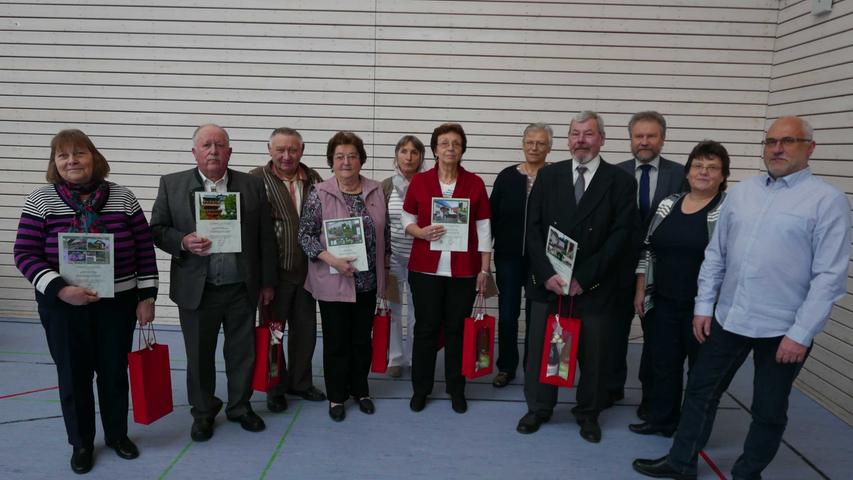 Die Sieger des Blumenschmuckwettwerbs 2016, mit denen sich die Bürgermeister – hier Gerhard Eichner, Gutenstetten (3. v. r.) - stolz zum Erinnerungsfoto formierten.