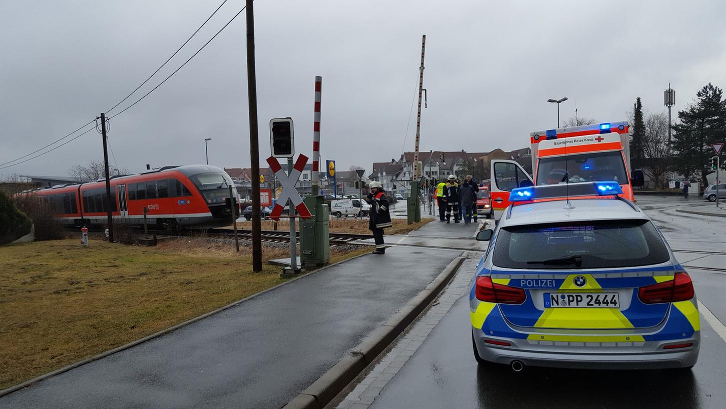 Bahnübergang bei Eschenau: Zug erfasst Fußgängerin