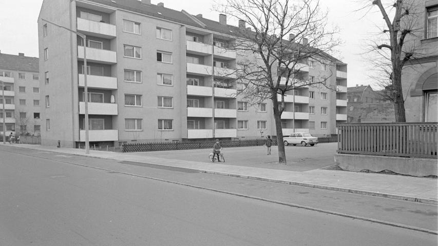 Die Freude der Eigentümer über diese neuen Wohnungen an der Heinrichstraße ist getrübt, weil die finanzkranke Bayern-Union die Erschließungskosten nicht an die Stadt Nürnberg weitergab. Hier geht es zum Artikel vom 10. März 1967: Käufer zahlen doppelt