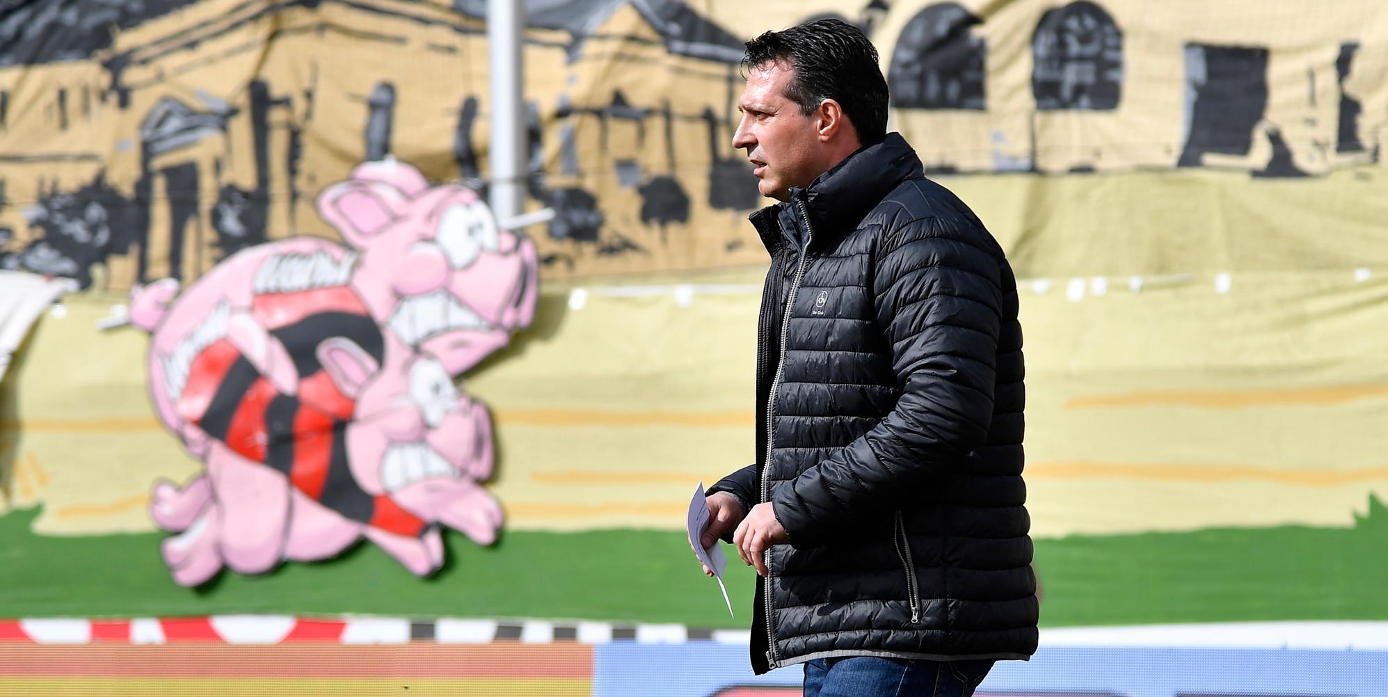 ... stand das 262. Frankenderby. Ein Spiel, mit dem man Erfolgsfall eine eigentlich da schon verkorkste Saison hätte retten können und Alois Schwartz vielleicht seinen Kopf. Doch der FCN enttäuschte zum wiederholten Male spielerisch und zog im Prestigeduell in Fürth mit 0:1 verdient den Kürzeren. Ent- und Anschuldigungen, Erklärungen und Durchhalteparolen. Am Ende nutzte Schwartz dies alles nicht. Nach 23 Spieltagen einer für Nürnberg unbefriedigenden Saison ist der Schwabe, der seinen Dienst beim Traditionsverein voller Vorfreude angetreten hatte, bei diesem schon wieder Geschichte.