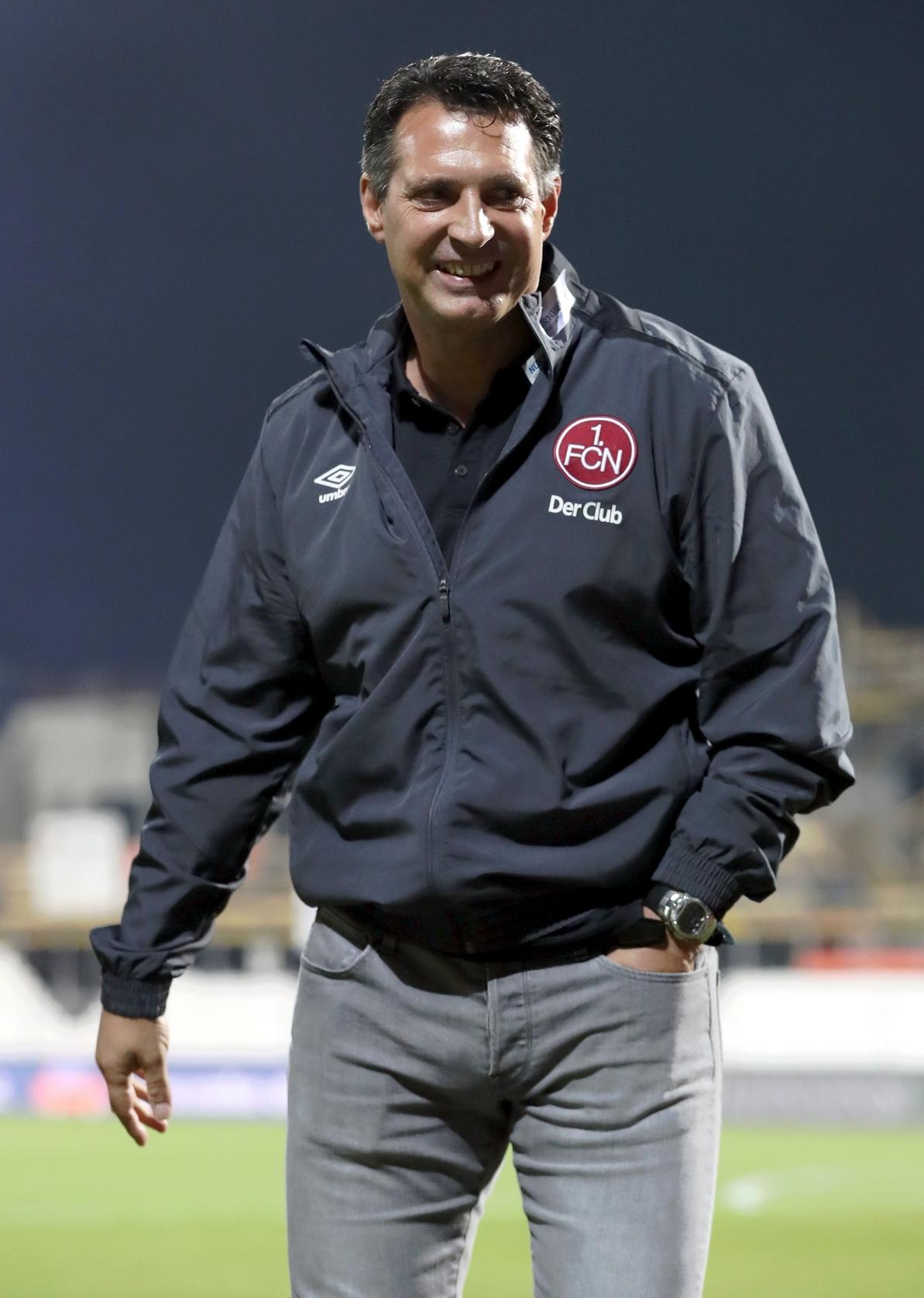 Das Lachen kehrte schnell zurück ins Gesicht des Übungsleiters. Auswärts in Aue feierte der Club einen 2:1-Erfolg (Treffer von Möhwald und Burgstaller) - und war plötzlich bis auf vier Punkte dran am Relegationsplatz. Den zum Aufstieg wohlgemerkt.