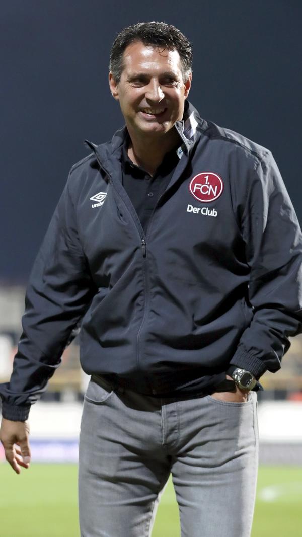 Das Lachen kehrte schnell zurück ins Gesicht des Übungsleiters. Auswärts in Aue feierte der Club einen 2:1-Erfolg (Treffer von Möhwald und Burgstaller) - und war plötzlich bis auf vier Punkte dran am Relegationsplatz. Den zum Aufstieg wohlgemerkt.