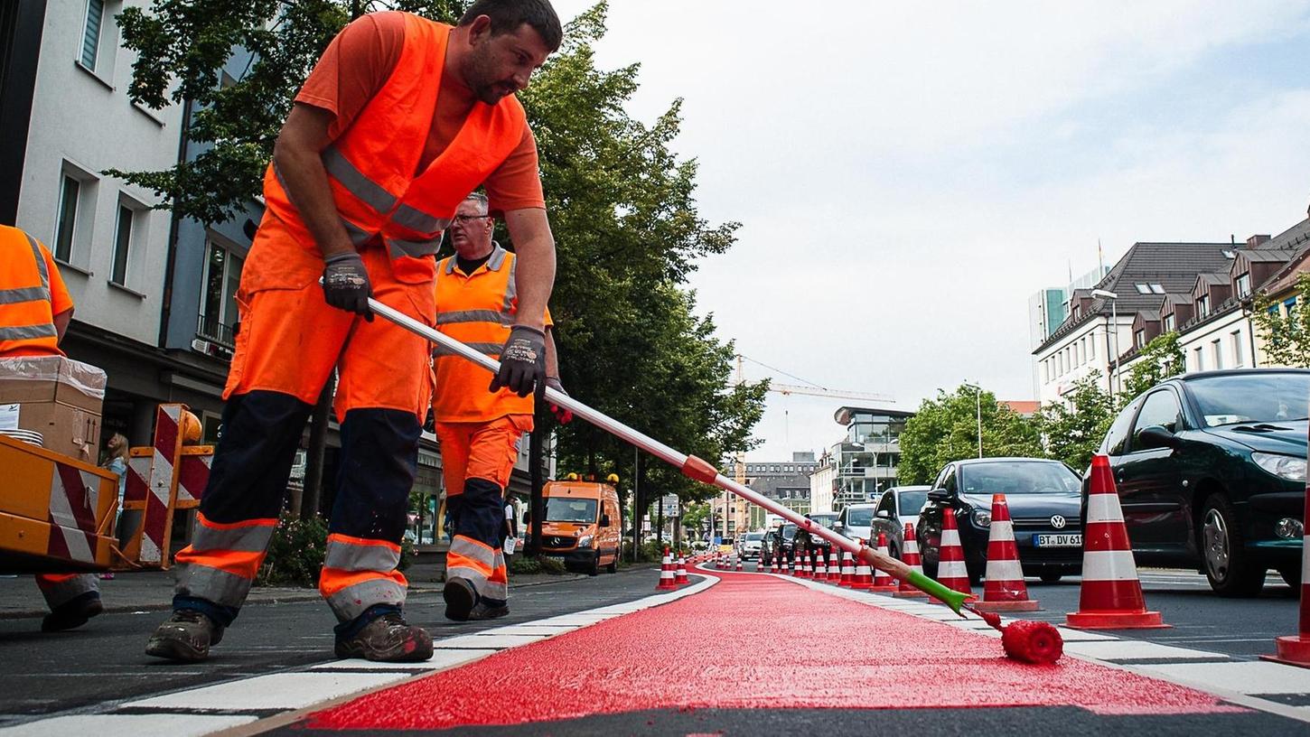 Rote Signalfarbe soll eigentlich in Nürnberg auf alle Radwege aufgetragen werden — heuer wird das aber nur bei neuen Radstreifen passieren.