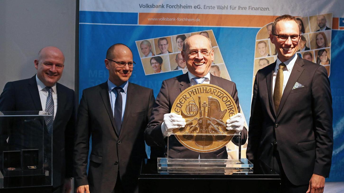 Volksbank-Vorstandschef Gregor Scheller hebt „Big Phil“ leicht an. Daneben seine Vorstandskollegen Alexander Brehm (2.v.l.) und Joachim Hausner (r.) sowie Johannes Gess (l.) von pro aurum.