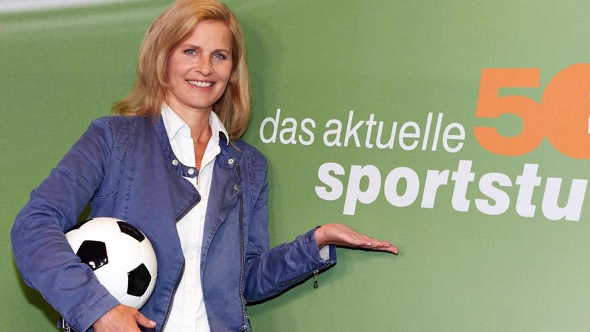 Katrin Müller-Hohenstein steht ihre Frau als Sportmoderatorin im Aktuellen Sportstudio und bei Live-Moderationen von Sportgroßereignissen. Ursprünglich kommt KMH aus Erlangen, ihr Fanherz schlägt für den Club und den FC Bayern München.