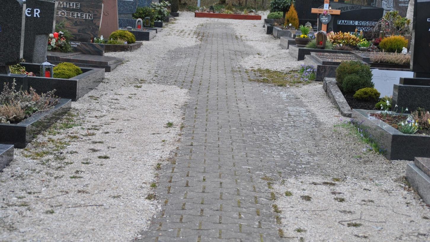 Die Wege auf dem Friedhof in Pretzfeld sollen saniert werden.