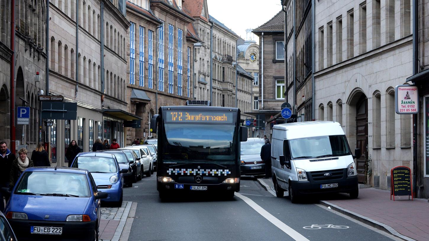 Autos, Räder, Busse: Ein Verkehrsentwicklungsplan soll skizzieren, wie das Miteinander auf den Fürther Straßen aussehen soll. Autos, Räder, Busse: Ein Verkehrsentwicklungsplan soll skizzieren, wie das Miteinander auf den Fürther Straßen aussehen soll.