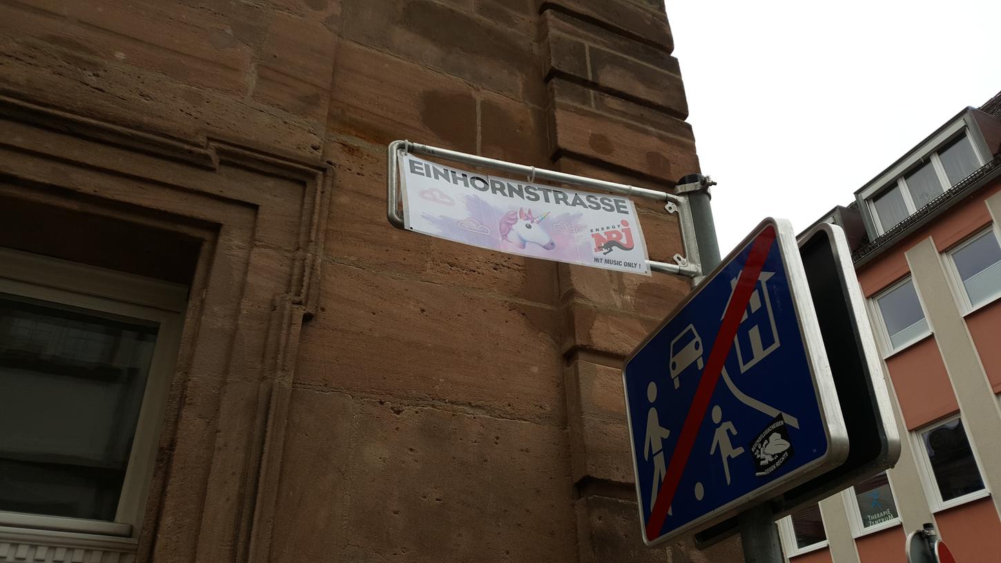 Neues Schild für die beraubte Einhornstraße in Erlangen