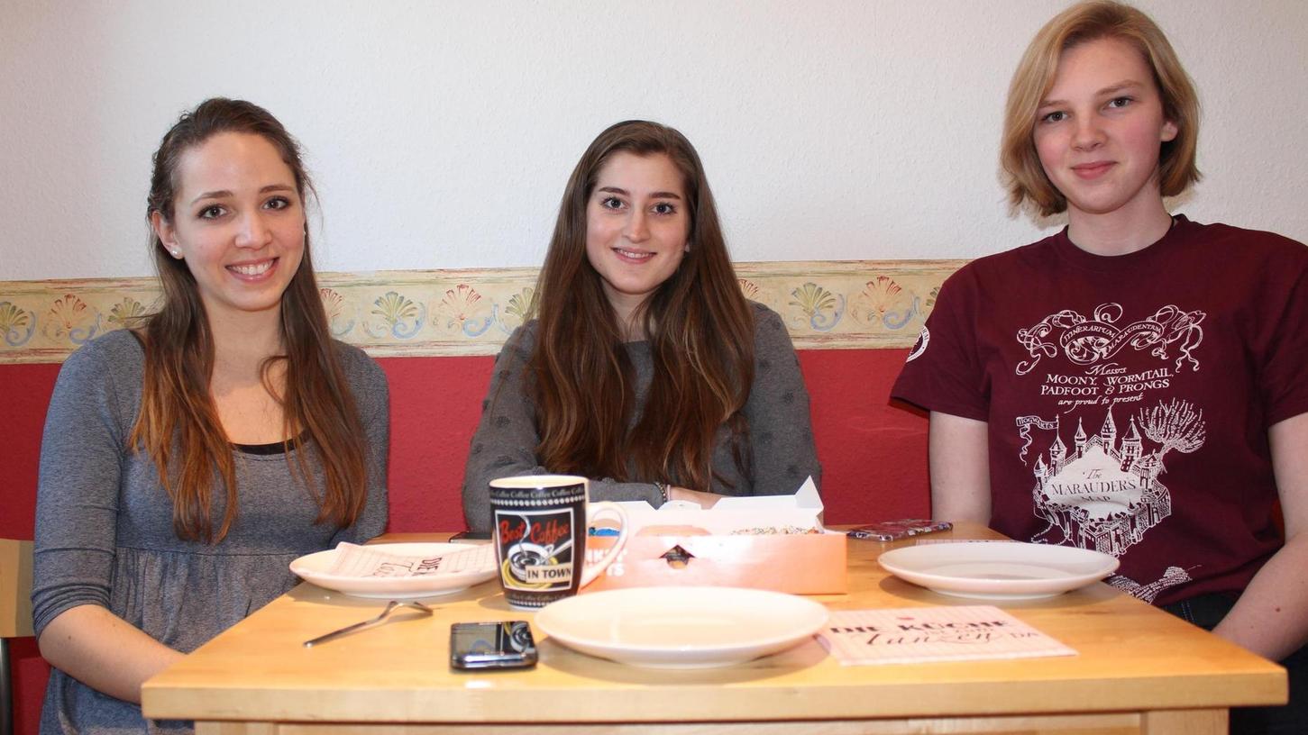 Helke (18, rechts) stammt aus dem hohen Norden Deutschlands und ist zum Studieren in die Metropolregion gekommen. In Nürnberg wohnt sie zusammen mit zwei anderen Studienanfängerinnen in einer WG.